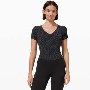 Lululemon Nulu Cropped Slim Yoga Short Sleeve
Le Tigre Camo Deep Coal Multi